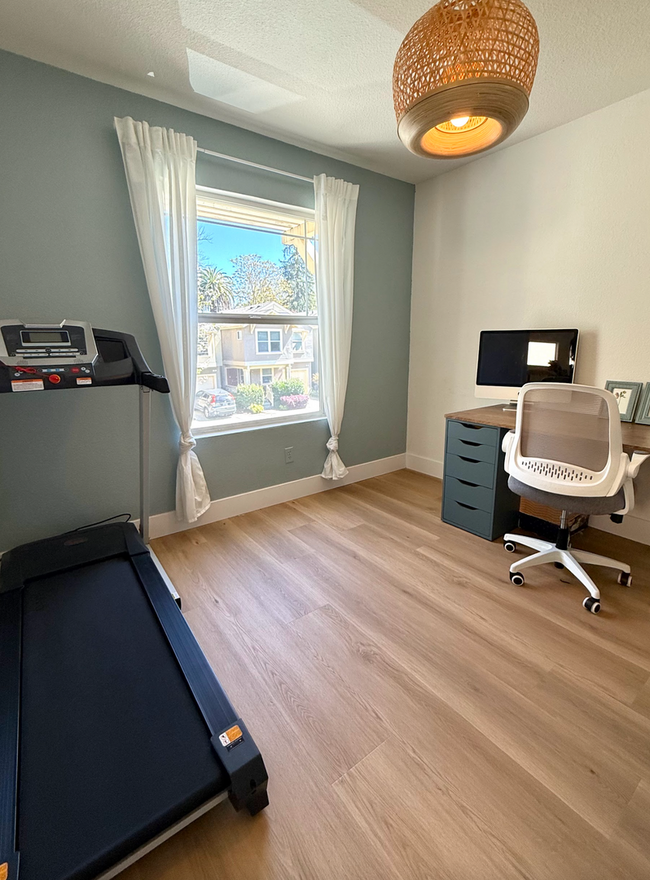 Building Photo - Beautiful Renovated Midtown Home!