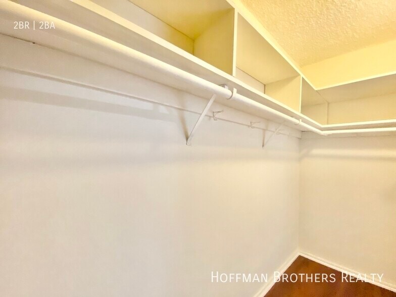 Building Photo - 7010 Lanewood Ave