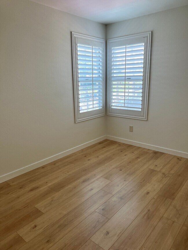 Building Photo - 5709 Kensington Pl