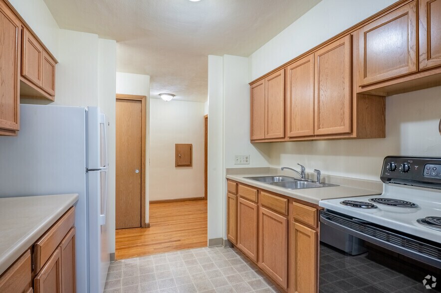 3BR, 1BA - 1,088SF - Kitchen - Middleton Lakeview Apartments