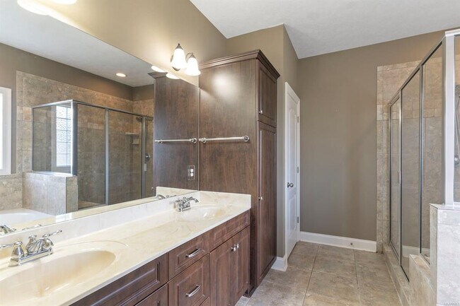 Building Photo - 704 Briarcliff Pl