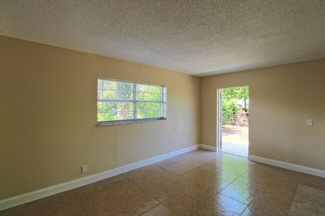 Building Photo - 1045 Miami Blvd