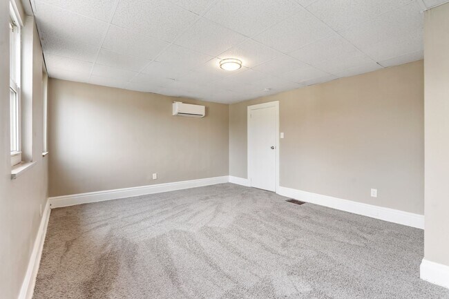 Building Photo - Nicely Renovated 1 Bed, 1 Bath Apartment in Greenfield - In-unit Laundry, Quiet Street - Availabl...