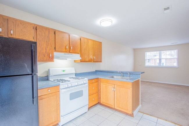 Building Photo - Great - 2 BEDROOM - Bright Open Floor Plan !!