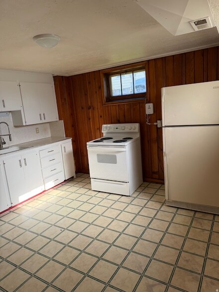 Building Photo - 3546 S Van Buren Ave