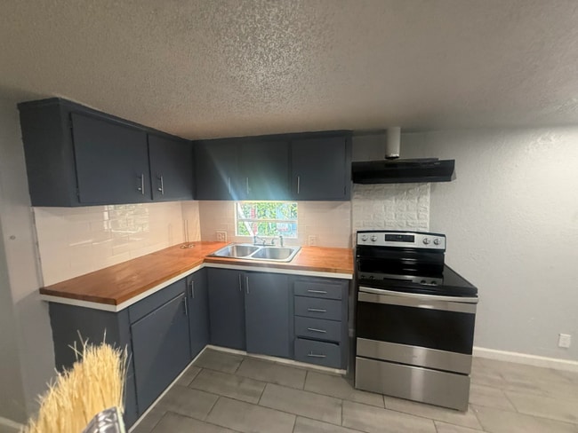 Building Photo - All utilities included. 2 Bedrooms. Lawn care included