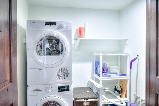 Building Photo - 7557 N Dreamy Draw Dr