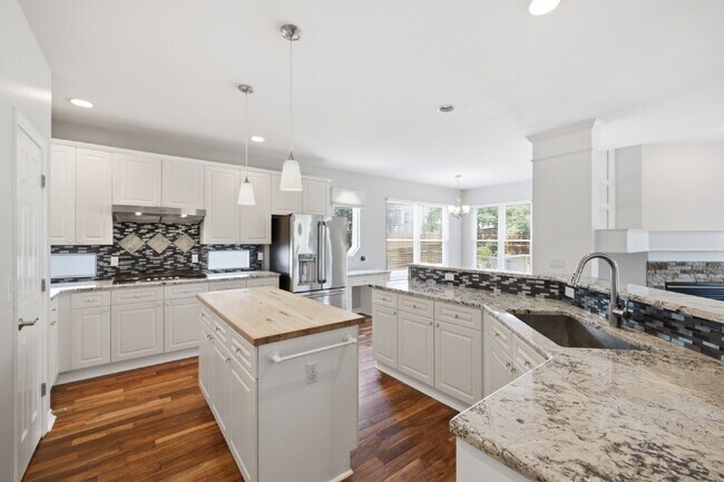 Building Photo - Spectacular Stonegate Living! Gorgeous 3-Bed Corner Finished Basement, Wet Bar, and Custom Marble...