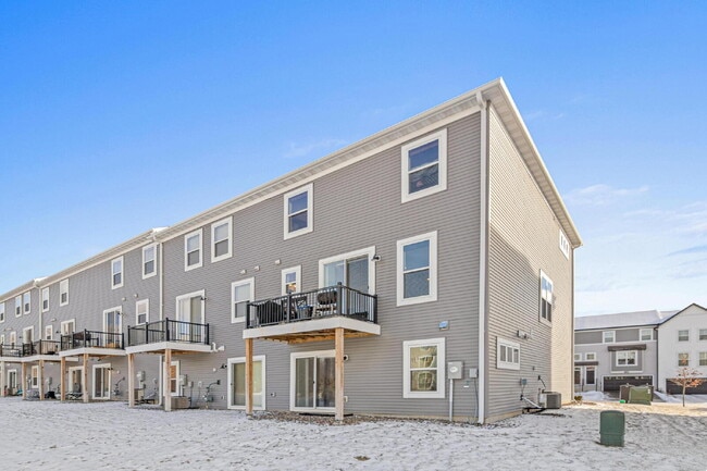 Building Photo - "Spacious 3-Bed Townhouse with 2.5 Baths in Maple Grove – A Perfect Retreat at 2405 Sq Ft!"