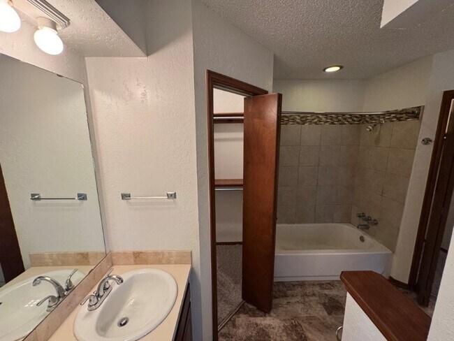 Building Photo - 8401 Woodhue Dr
