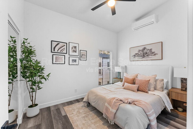 Building Photo - 832 Desty St