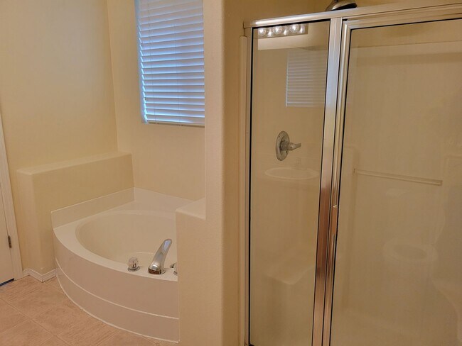 Building Photo - Beautiful 3 bedroom Rambler in perfect location
