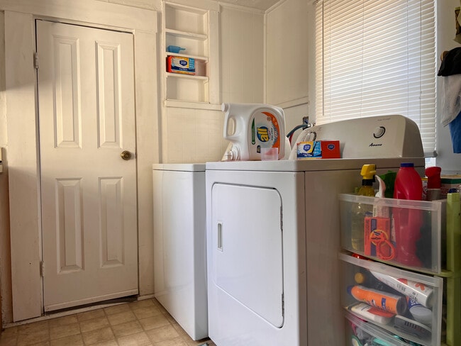 Building Photo - 26 Poplar St