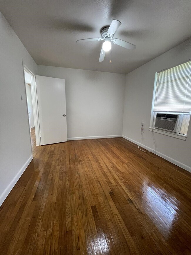 Building Photo - 1004 Oak Dr