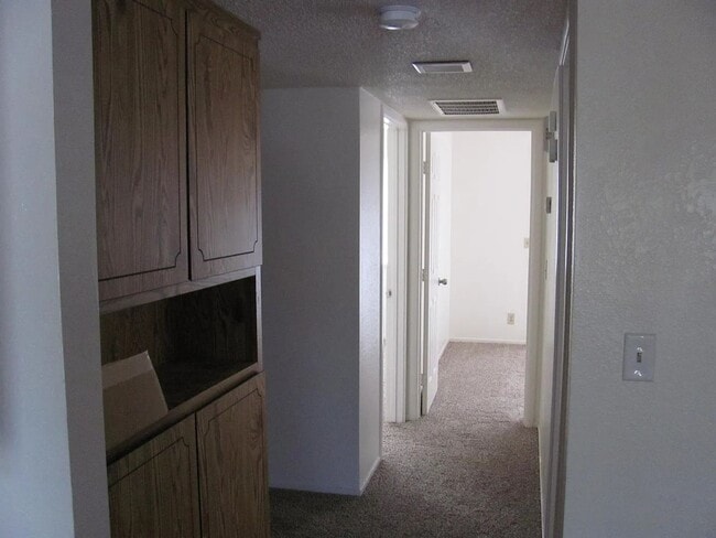 Building Photo - Charming 3 Bedroom, 2 Bath Halfplex in Southwest Woodland