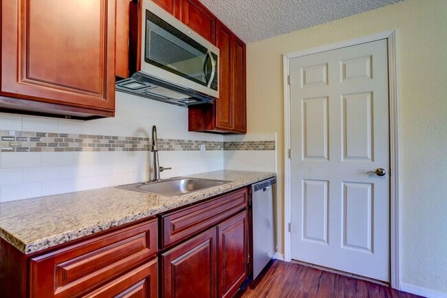 Building Photo - Remodeled Spacious 2 Bed 1 Bath In Quiet Community