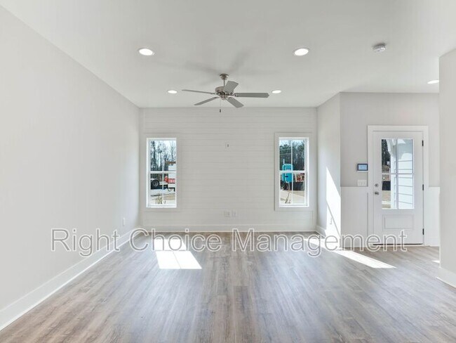 Building Photo - 630 Village Dr