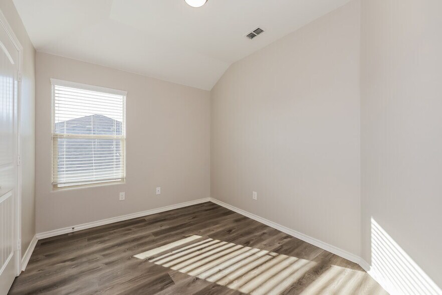 Building Photo - 1720 Kings Glen Ln