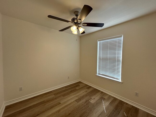 Building Photo - 1000 Ranchway Dr