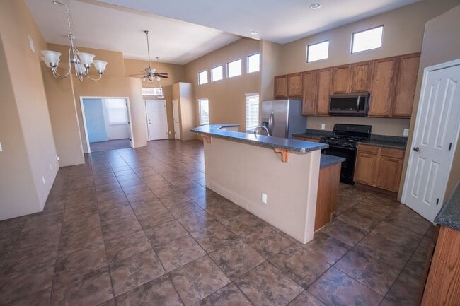 Building Photo - 3 Bedroom, 2 Bath Sante Fe, 2 Car Garage, ...