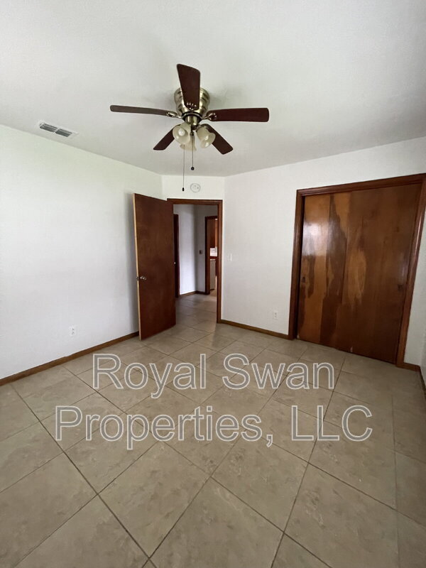 Building Photo - 1047 Pineview Pl
