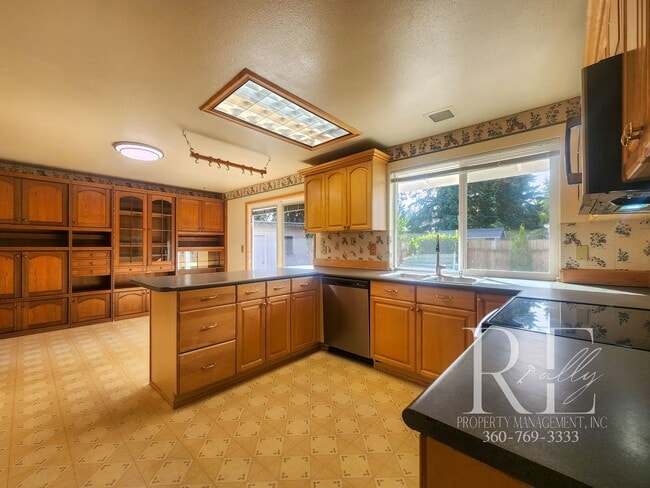 Building Photo - Spacious 4-Bedroom Rambler with Fenced Yar...