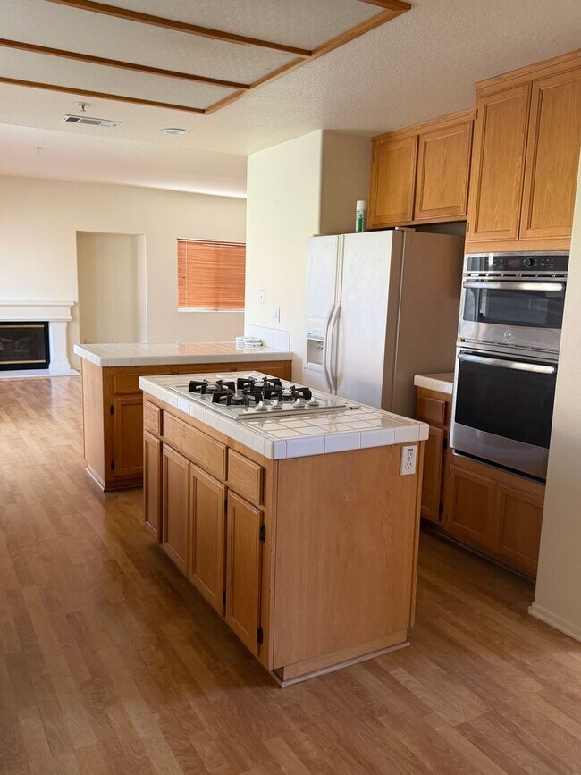 Building Photo - Sunny Ventura Home with 4 bed + 2.5 bath and 3 car garage