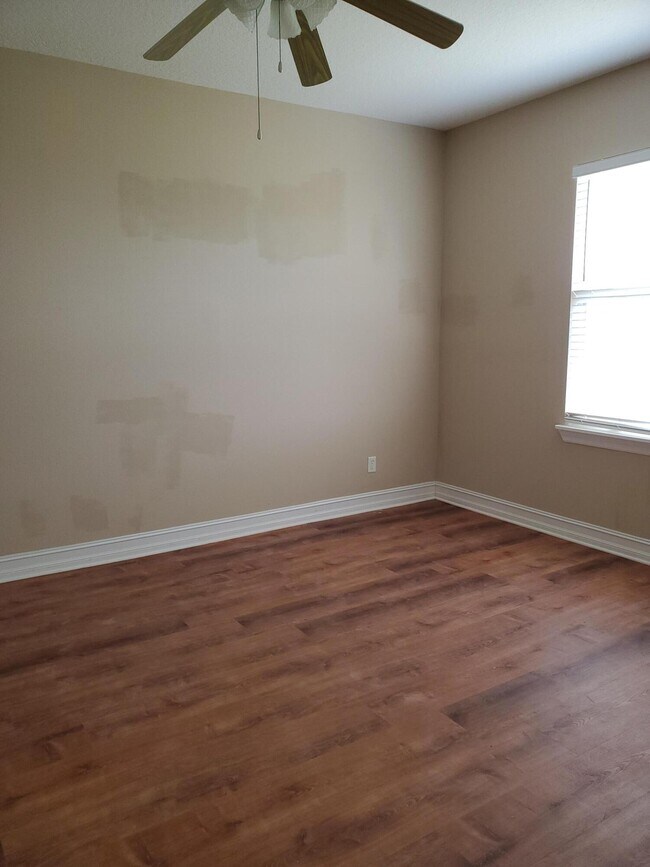 Building Photo - 1045 Venetian Dr