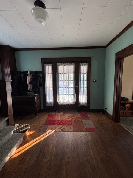 Building Photo - 409 E 1st St