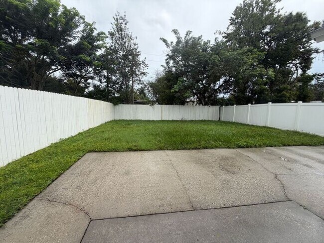 Building Photo - 3 Bedroom, 2 Bathroom East Orlando Home with Garage & Large Fenced Backyard!
