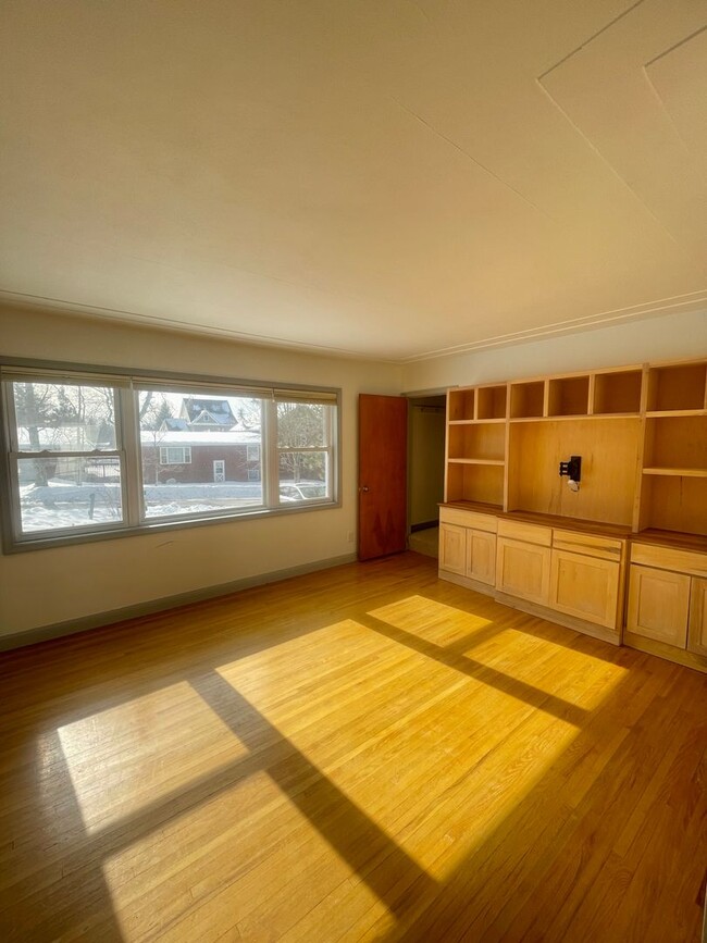 Building Photo - SHORT TERM LEASE TO MAY - 3 Bedroom, 2 Bat...