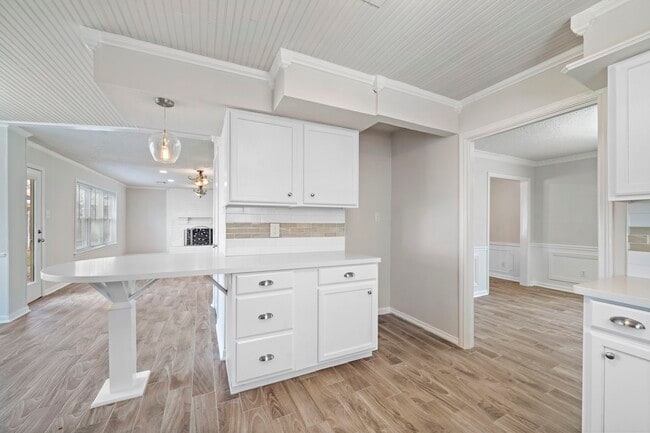 Primary Photo - 6302 Hickorycrest Dr