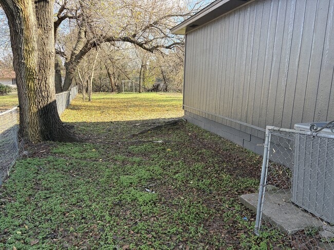 Building Photo - 3052 Clarke St