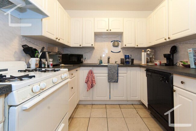 Building Photo - Brookline 4 BR 1 Bath Apartment - 9/1/26 (H&HW included) NO BROKER FEE