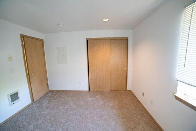 Building Photo - Townhome with Fresh Updates!!