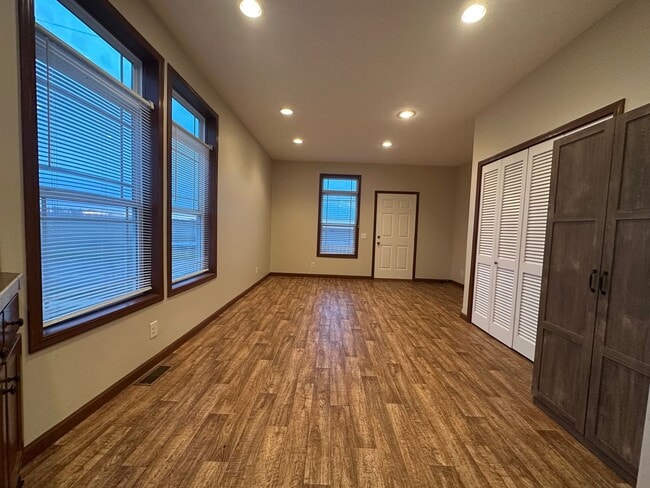 Building Photo - 3 Bedroom, 2.5 Bathroom Townhome