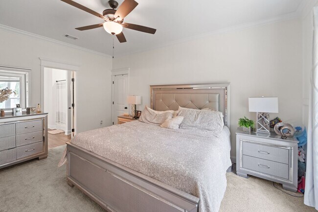Building Photo - Comfort & Style Meet in This Beautiful 4 Bedroom Midway Home