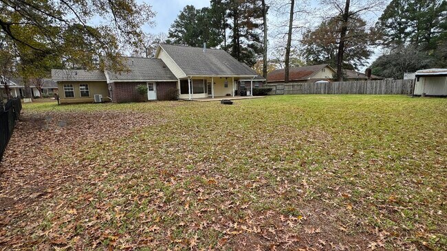 Building Photo - 203 Williamsburg Dr