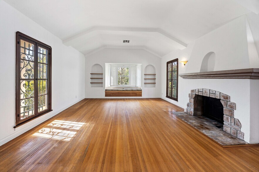 Building Photo - 166 N Arnaz Dr