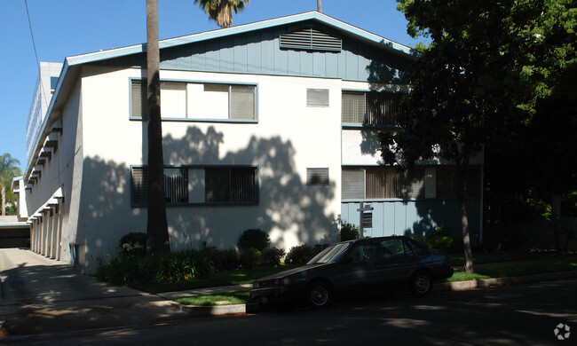 Primary Photo - Oakland Manor