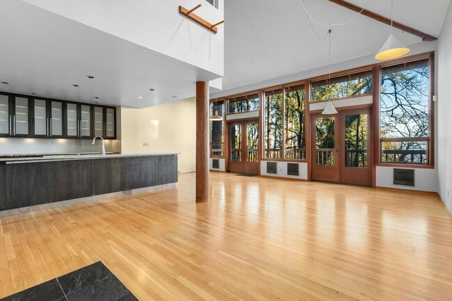 Building Photo - 2Bd/1.75Ba Mercer Island House