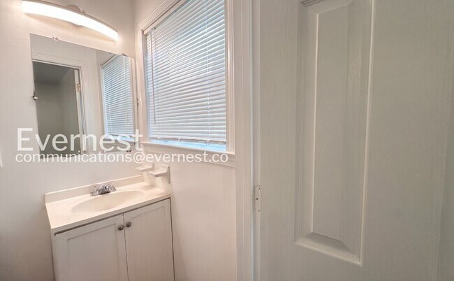 Building Photo - 3 Bed/2 Bath Home with Carport / Vouchers Accepted /Available Now!