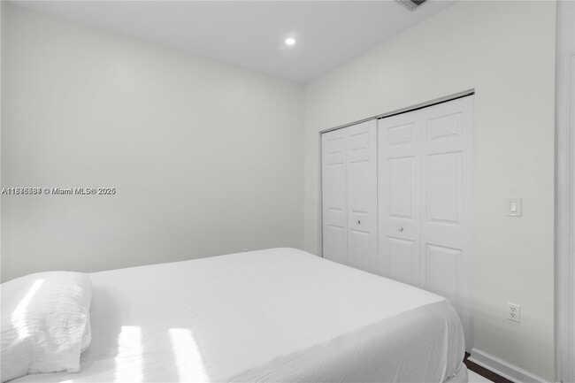 Building Photo - 1073 NE 41st Terrace