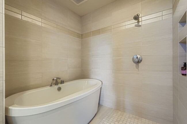 Building Photo - Eastlake Townhome with Commanding Views