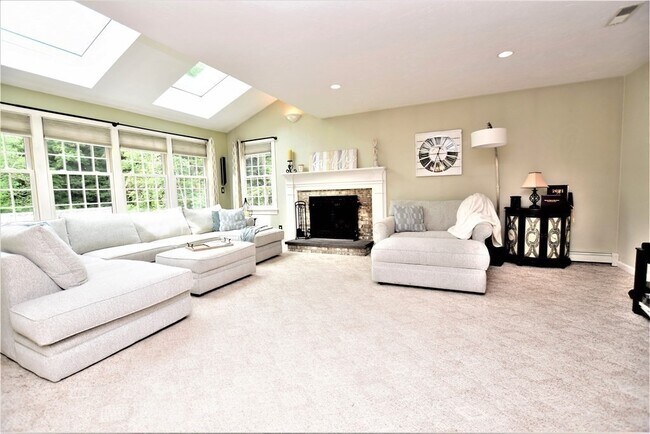 Building Photo - 398 Davis St