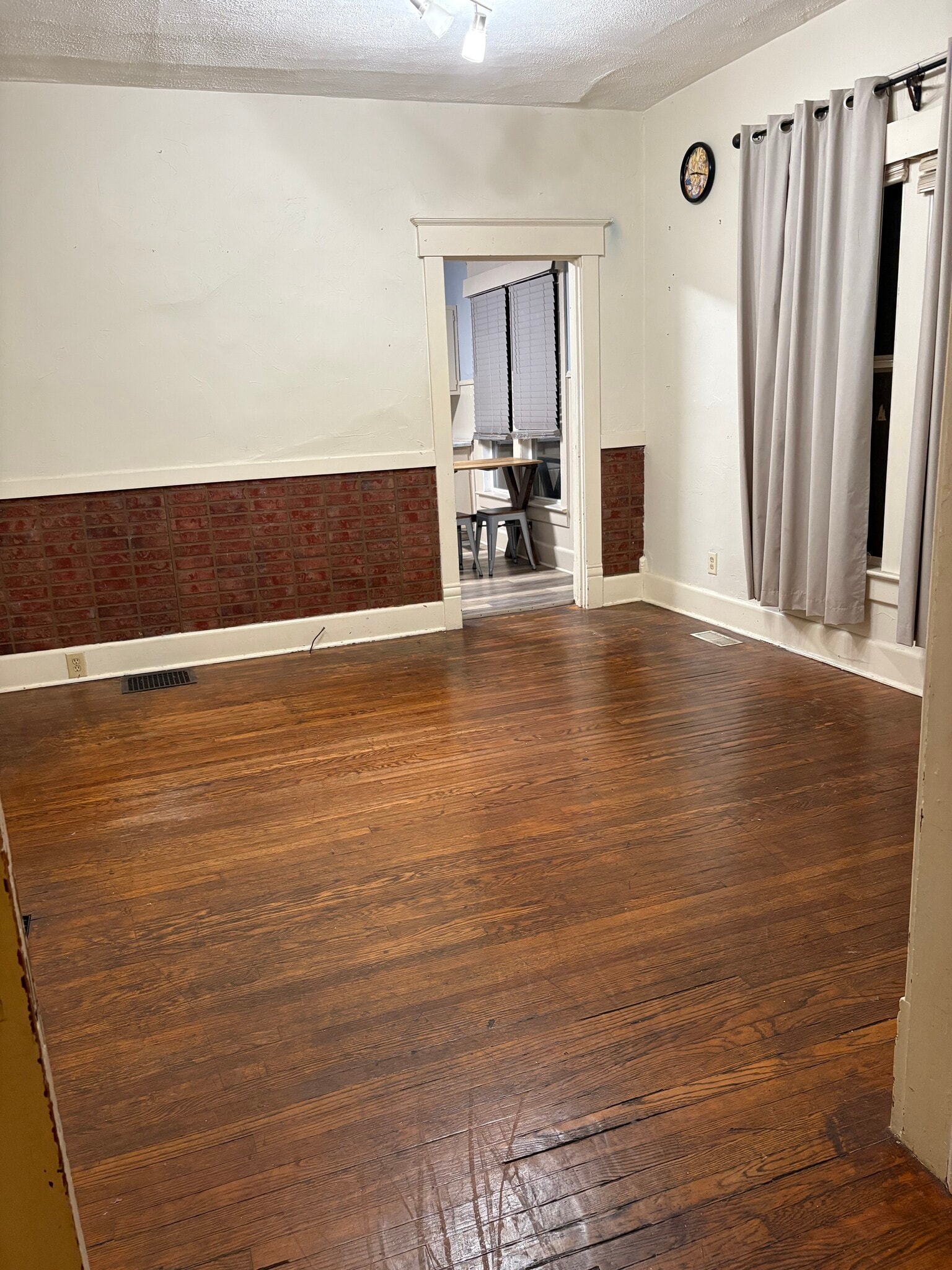 Living room - 302 W Illinois St