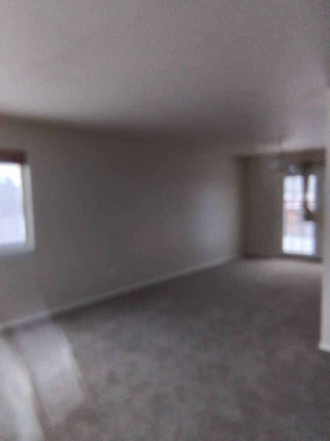 Building Photo - 4 bedroom: Super Clean with new carpet and...