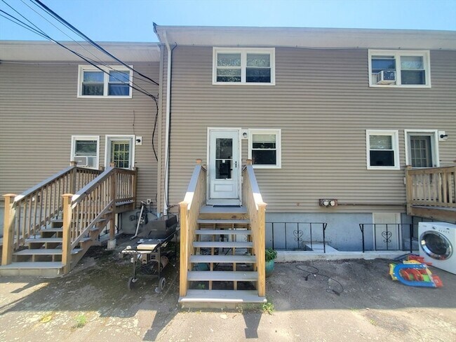 Building Photo - 174 Pine St