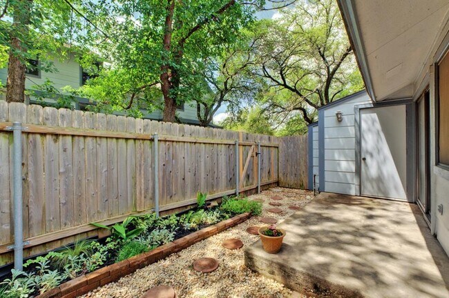 Building Photo - 1411 Gracy Farms Ln