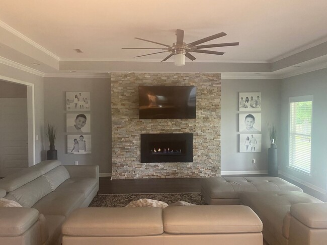 Building Photo - Beautiful 4 BR 2 bath in Prospect Ridge area